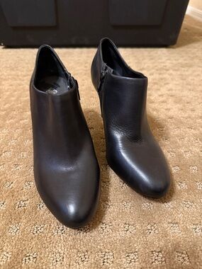 Antonio Melani Women’s Black Leather Ankle Boots - Sleek Side-Zip Design